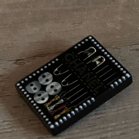 Amazing CHANEL sewing kit brooch - Picture 8 of 8